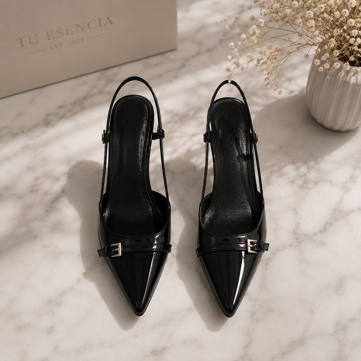 Sandalias de tacón medio de charol puntiagudo